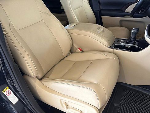 Used 2019 Toyota Highlander XLE image 23