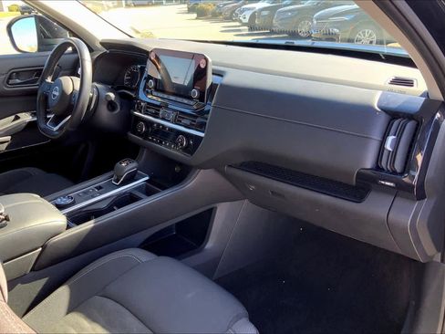 Used 2025 Nissan Pathfinder SV image 16