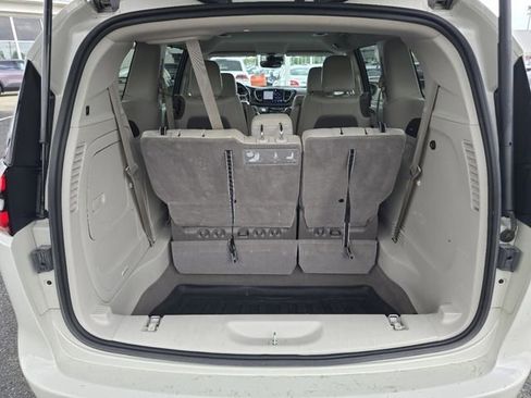 Used 2021 Chrysler Pacifica Touring-L w/ Uconnect Theater Family Group FWD image 22