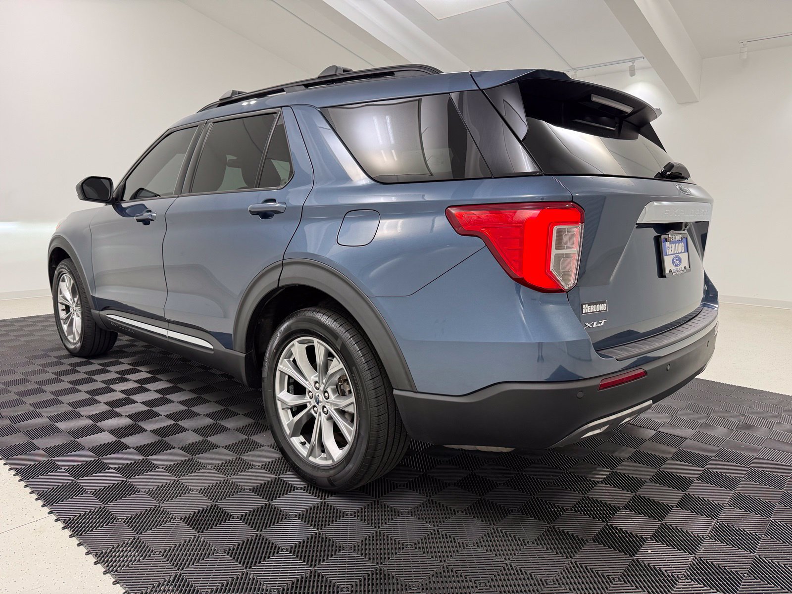 Used 2020 Ford Explorer XLT w/ Equipment Group 202A AWD/4WD image 5