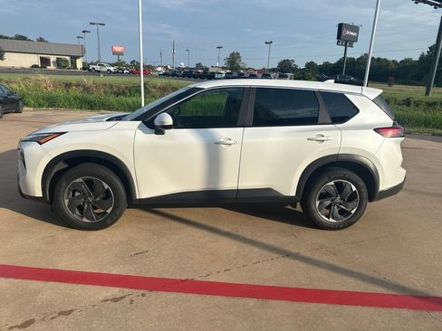 Used 2025 Nissan Rogue SV FWD image 2