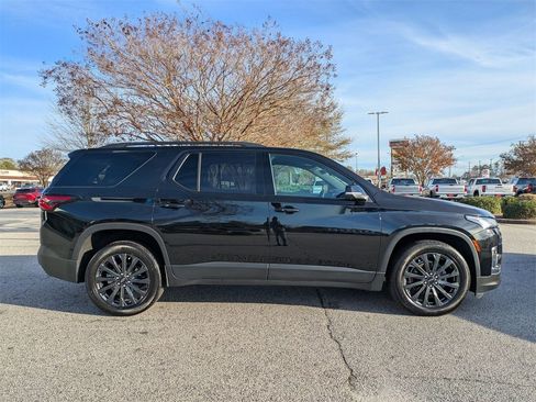 Used 2023 Chevrolet Traverse RS image 9