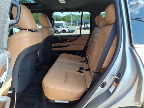 Used 2024 Lexus LX 600 4WD w/ Luxury Package image 12