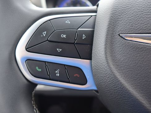 Used 2024 Chrysler Pacifica Touring-L FWD image 17