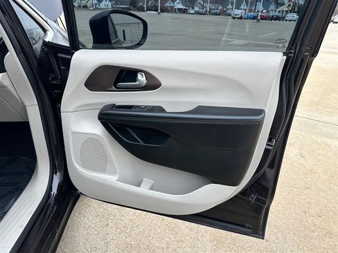 Used 2018 Chrysler Pacifica Touring-L image 20