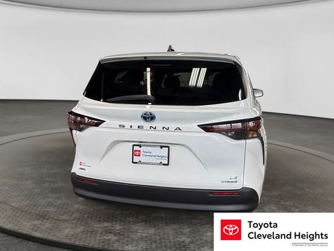 Used 2024 Toyota Sienna LE AWD/4WD image 6
