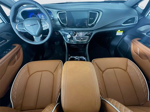 New 2026 Chrysler Pacifica Pinnacle image 9