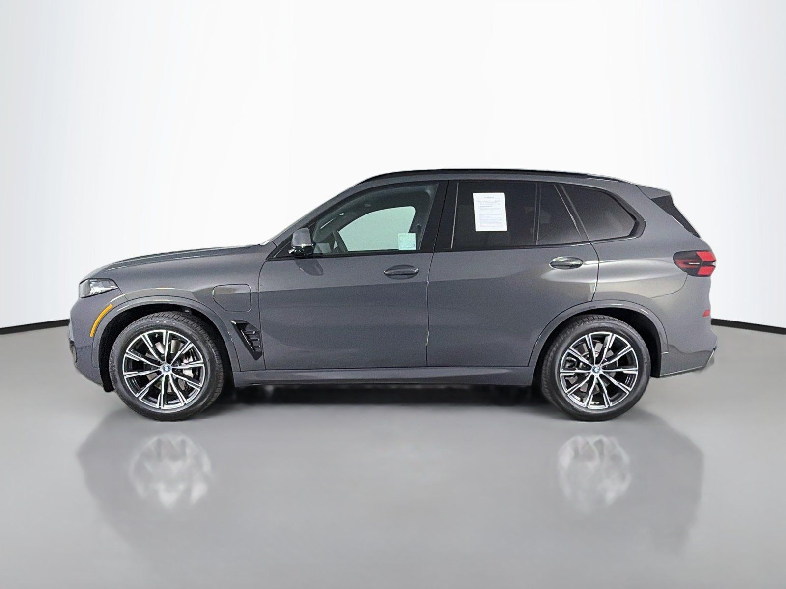 Certified 2024 BMW X5 xDrive50e w/ M Sport Package AWD/4WD image 4