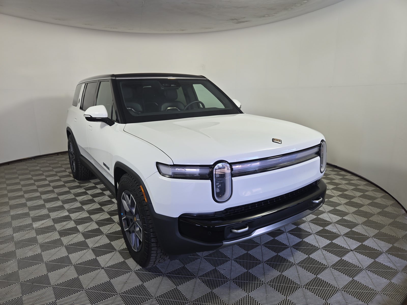 Used 2025 Rivian R1S Adventure Dual AWD/4WD image 7