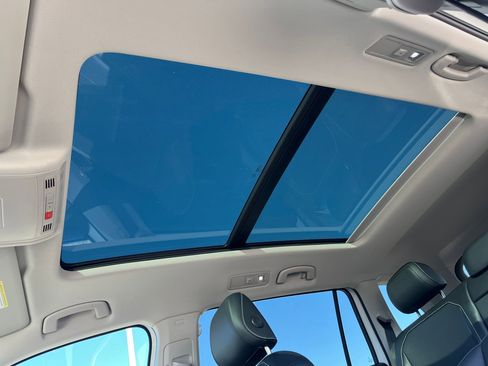 Used 2024 Volkswagen Tiguan SE image 38