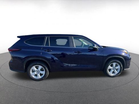 Used 2025 Toyota Highlander LE image 16