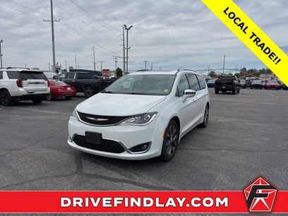 Used 2018 Chrysler Pacifica Limited w/ Tire & Wheel Group