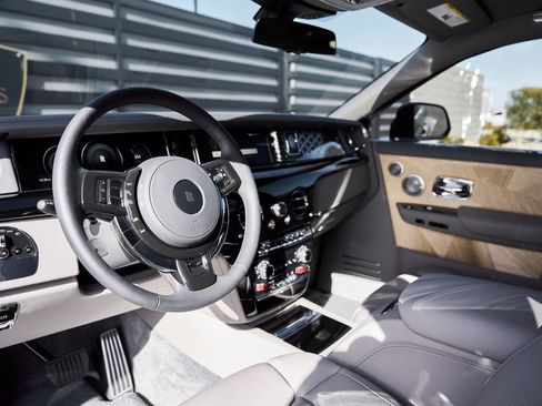 Used 2025 Rolls-Royce Phantom Sedan RWD image 43