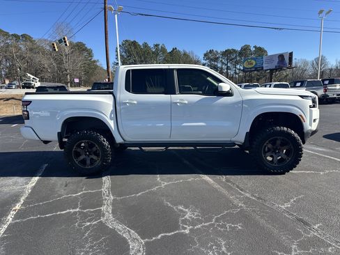 Used 2022 Nissan Frontier SV w/ Technology Package image 9