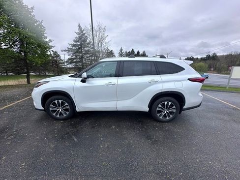 Used 2022 Toyota Highlander XLE AWD/4WD image 6