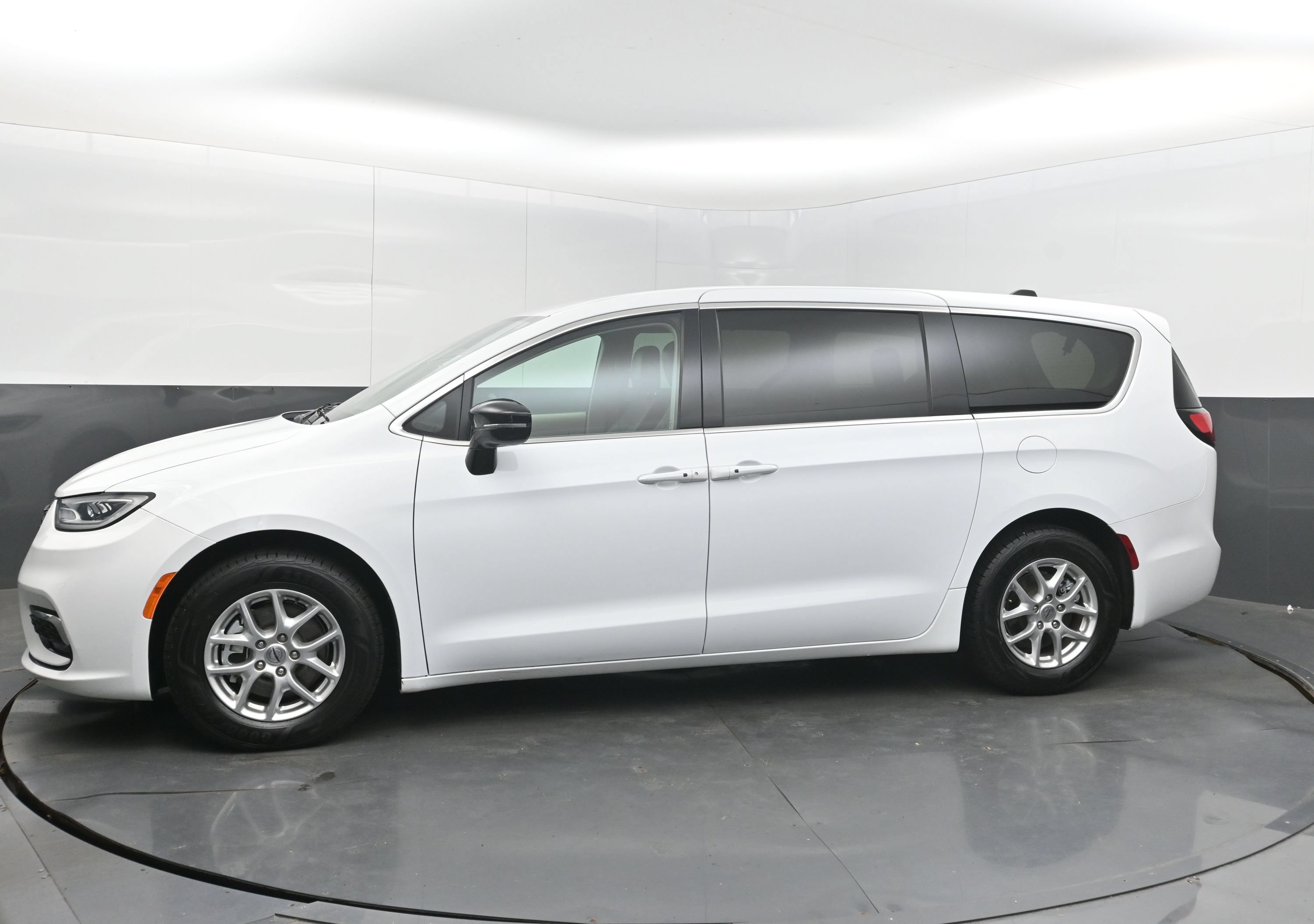 Used 2024 Chrysler Pacifica Touring-L FWD image 5
