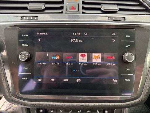 Used 2018 Volkswagen Tiguan SEL image 28