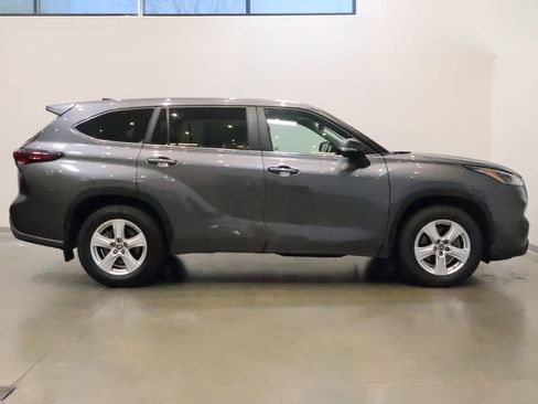 Used 2024 Toyota Highlander LE AWD/4WD image 9