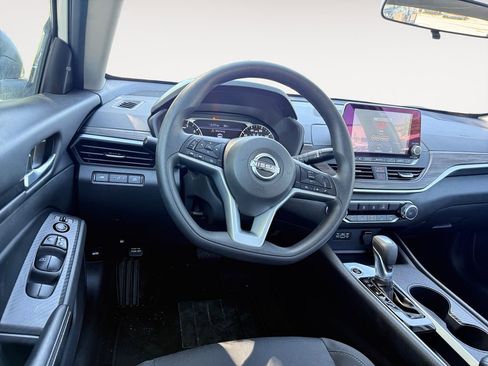 Used 2025 Nissan Altima 2.5 SV FWD image 12