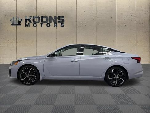 Used 2024 Nissan Altima 2.5 SR w/ SR Premium Package FWD image 3
