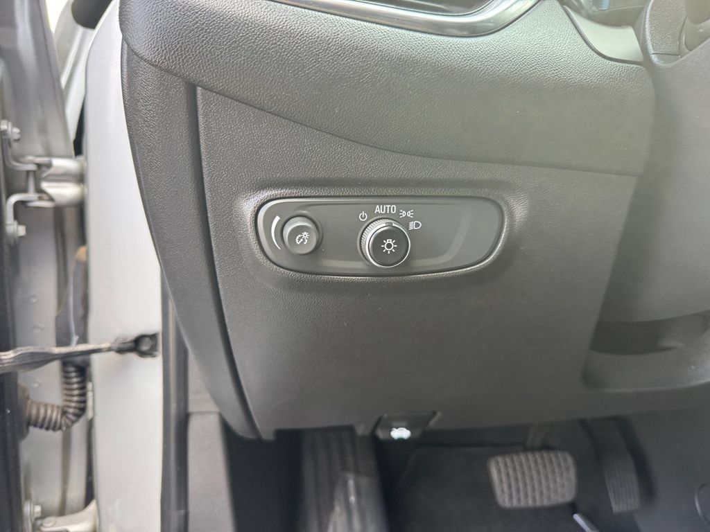 Used 2022 Chevrolet Equinox LS FWD image 35