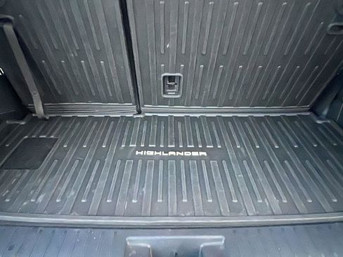 Used 2021 Toyota Highlander XLE image 17