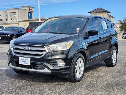 Used 2017 Ford Escape SE image 3