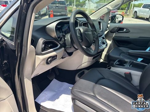 Used 2024 Chrysler Pacifica Touring-L FWD image 45