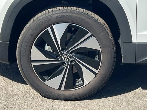 Used 2025 Volkswagen Taos SE w/ Panoramic Sunroof Package image 9