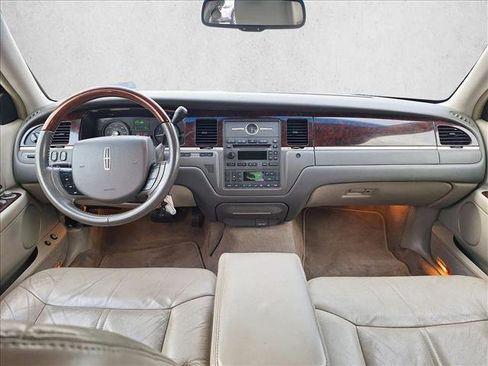 Used 2011 Lincoln Town Car Signature Limited image 14