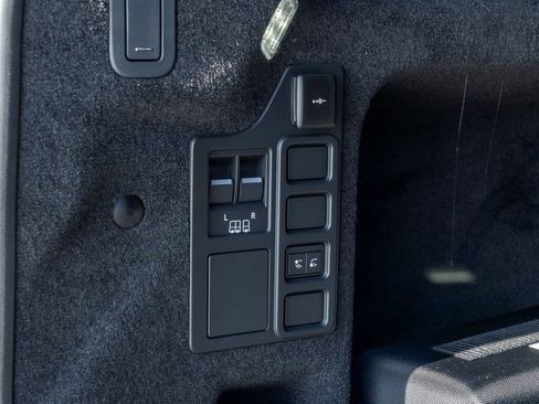 Used 2025 Land Rover Discovery S image 33