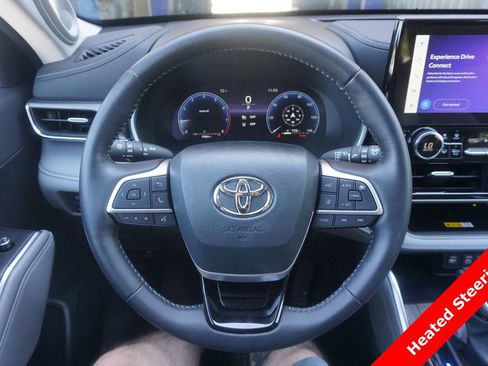 Certified 2025 Toyota Highlander Limited AWD/4WD image 3
