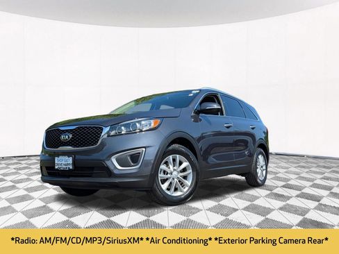 Used 2017 Kia Sorento FWD image 2
