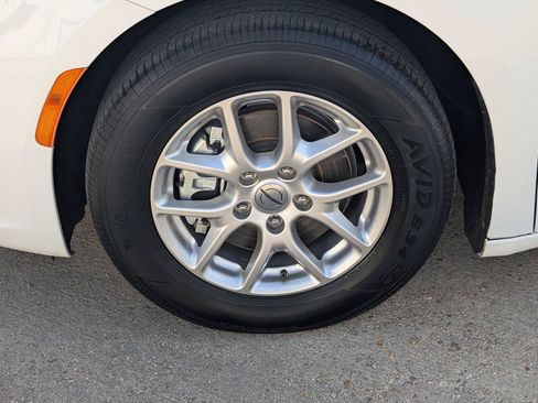 Used 2024 Chrysler Pacifica Touring-L FWD image 9