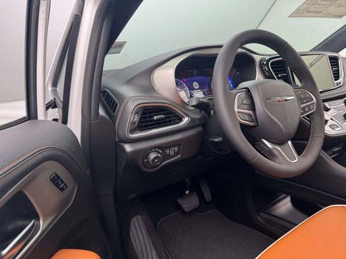 New 2026 Chrysler Pacifica Pinnacle image 30