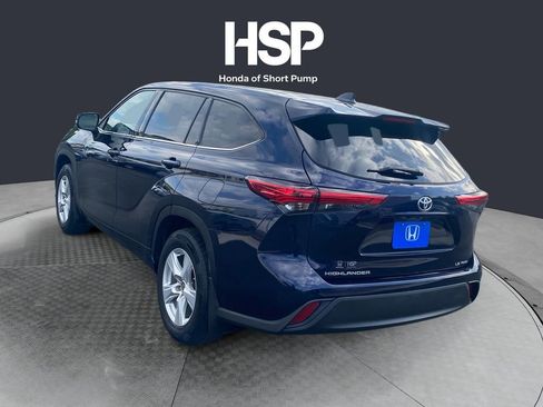 Used 2020 Toyota Highlander LE AWD/4WD image 3