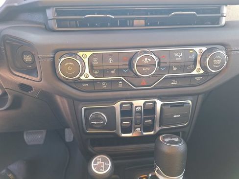 Used 2025 Jeep Wrangler Unlimited Sahara AWD/4WD image 25