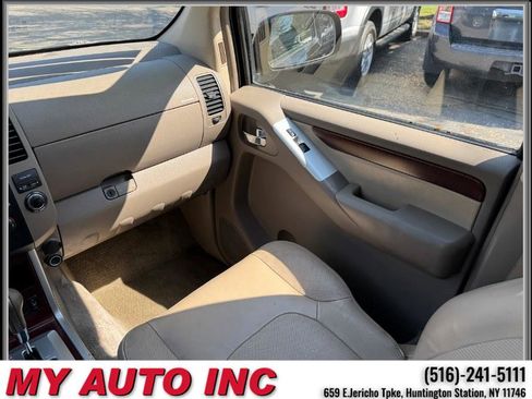 Used 2011 Nissan Pathfinder LE w/ Navigation Pkg image 14