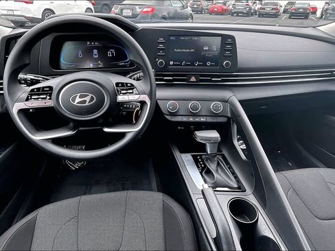 Certified 2025 Hyundai Elantra SE FWD image 11