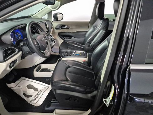 Used 2023 Chrysler Pacifica Touring-L image 9