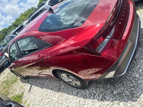 Used 2024 Hyundai Elantra SE FWD image 9