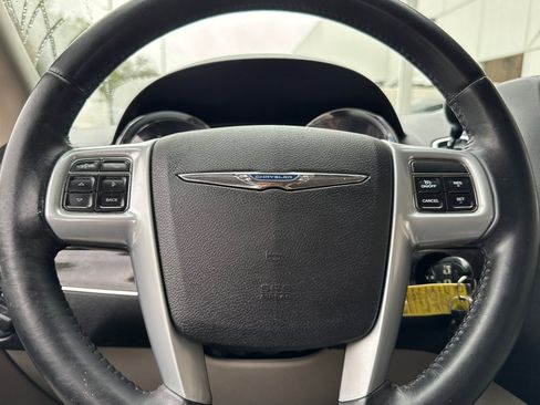 Used 2013 Chrysler Town & Country Touring image 17