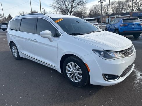 Used 2018 Chrysler Pacifica Touring-L Plus image 3