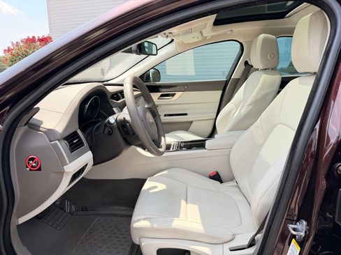 Used 2016 Jaguar XF Premium RWD image 20