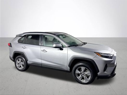 Used 2022 Toyota RAV4 XLE image 4
