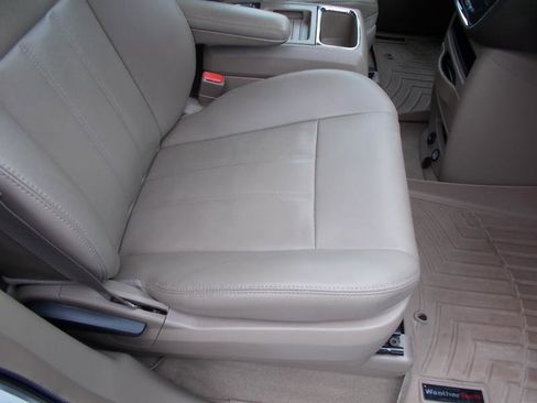 Used 2016 Chrysler Town & Country Touring image 19