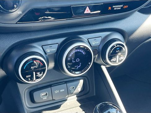 Used 2024 Hyundai Venue Limited image 16