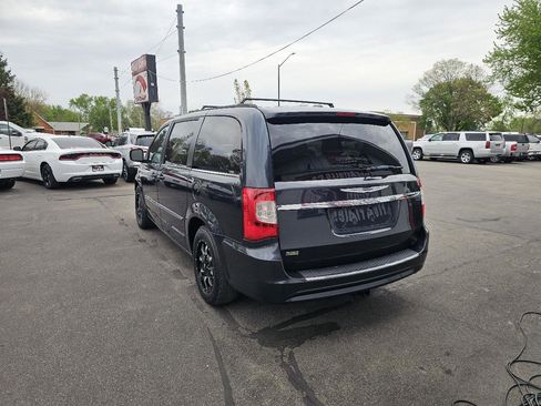 Used 2014 Chrysler Town & Country Touring FWD image 8