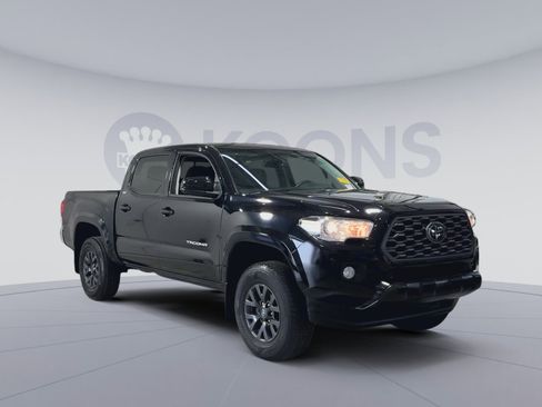 Used 2021 Toyota Tacoma SR5 AWD/4WD image 2