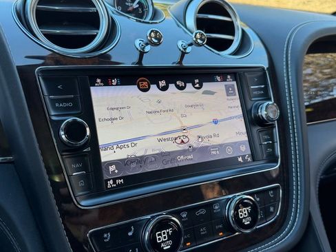Used 2018 Bentley Bentayga image 22
